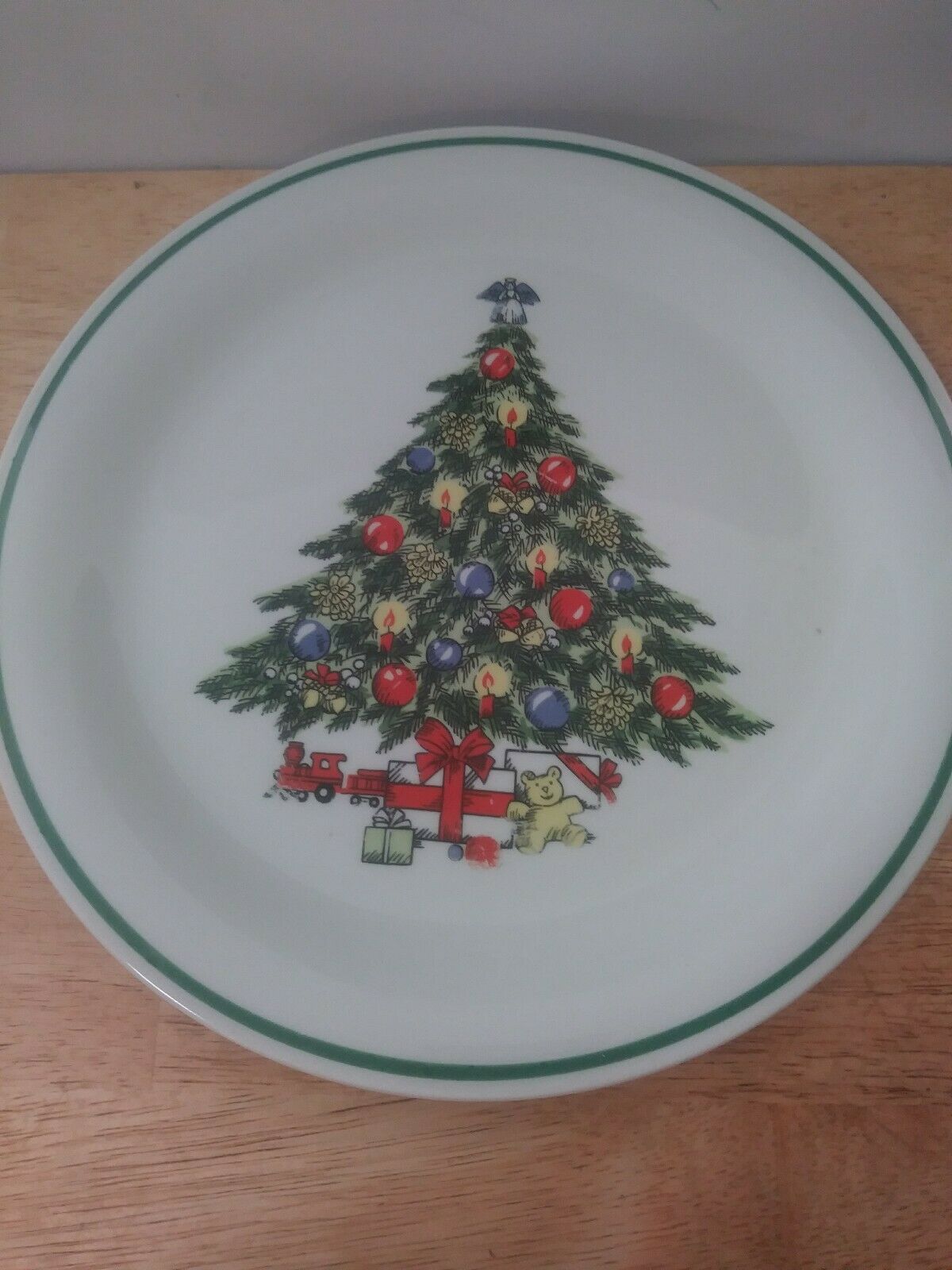 Lynn's Christmas Tree 4 Dinner Plates.   Mint Condition